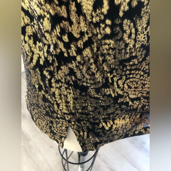 Sleeveless metallic top. - Picture 3 of 14